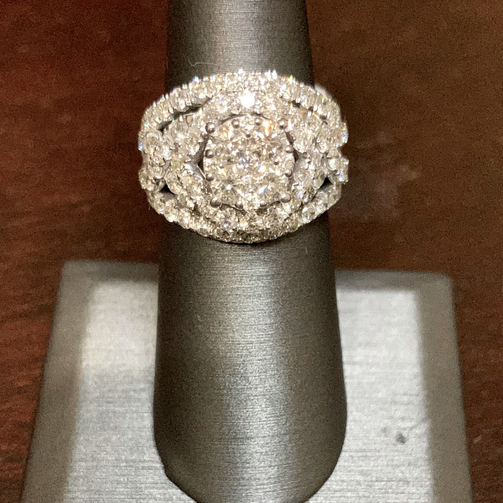 Breathetaking 3.5ctw Ladies Genuine18kDiamond Ring